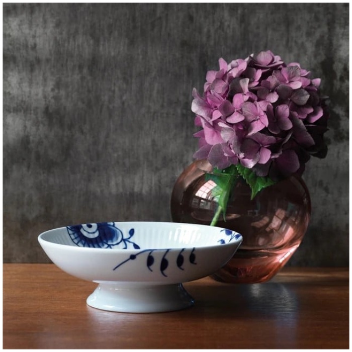 Royal Copenhagen <br> Blå Mega Riflet skål på fod – 17 cm